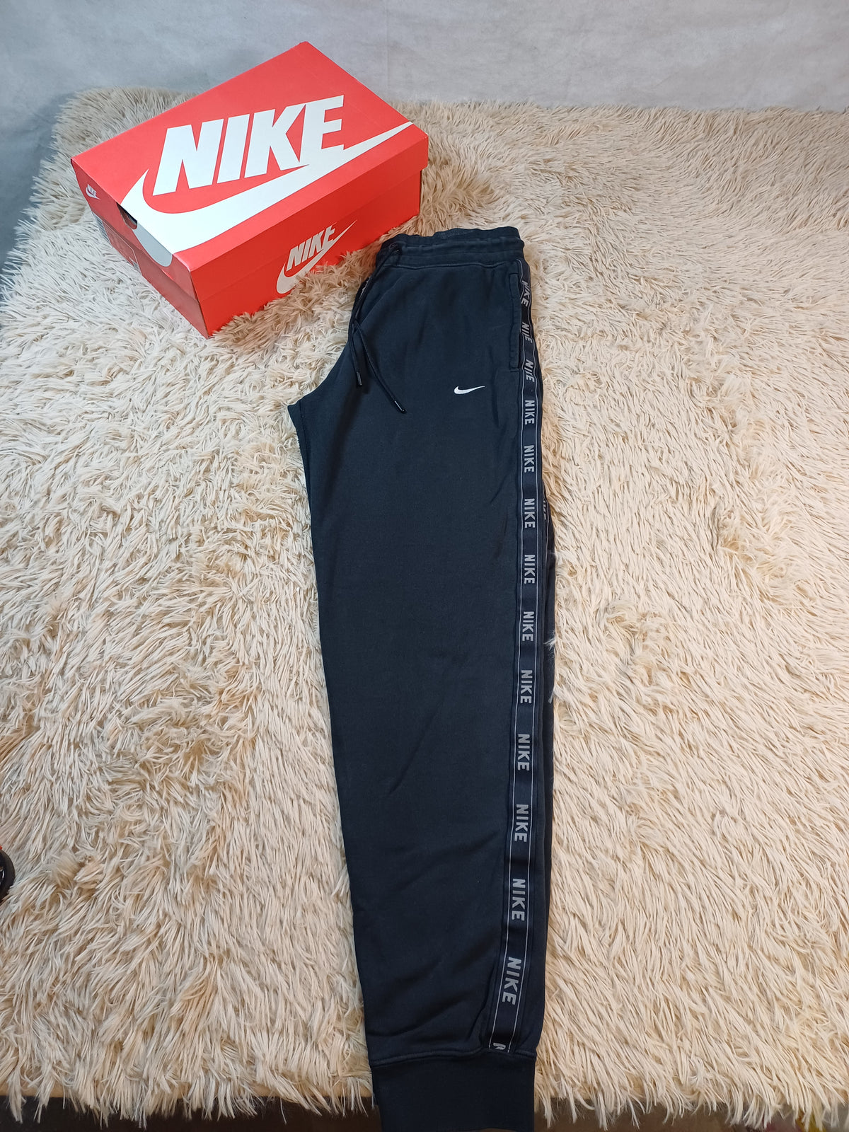 Jogging Nike noir logo latéral – Taille S