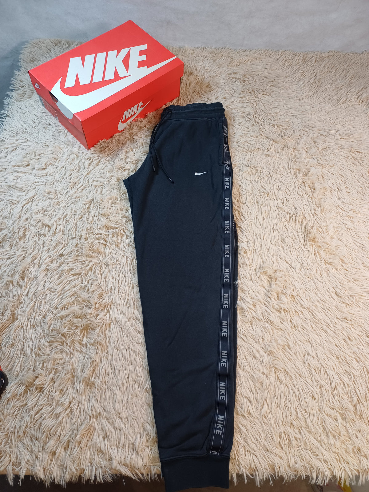 Jogging Nike noir logo latéral – Taille S