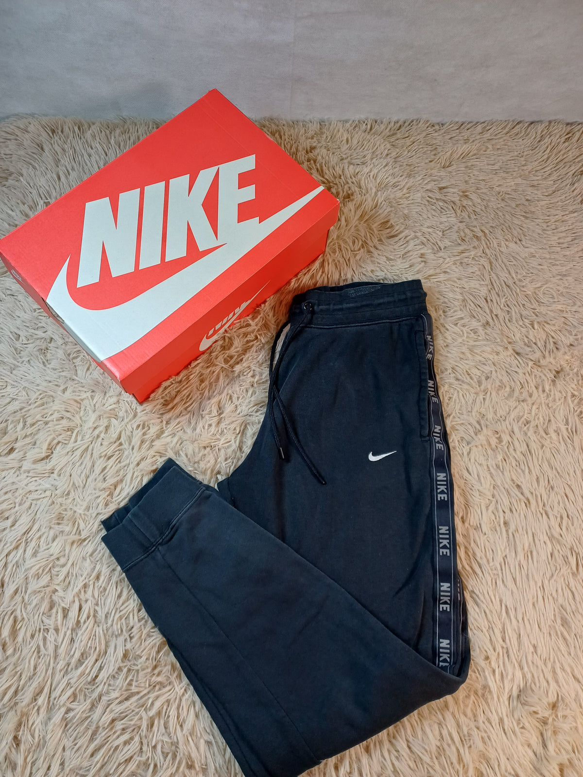 Jogging Nike noir logo latéral – Taille S