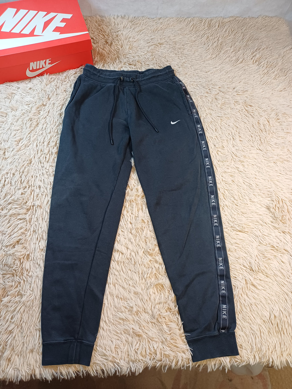 Jogging Nike noir logo latéral – Taille S