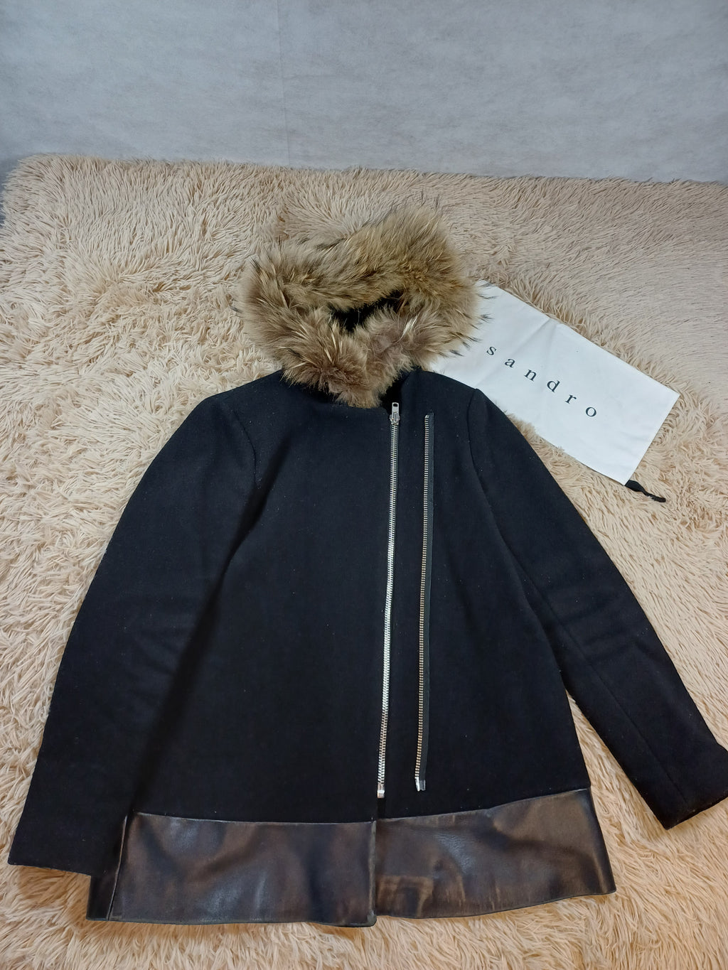 Manteau Sandro noir à capuche fourrure – Taille 38 / M