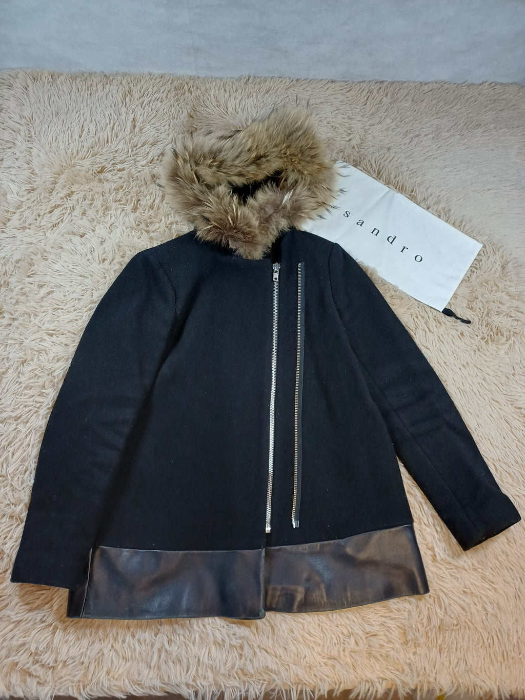 Manteau Sandro noir à capuche fourrure – Taille 38 / M