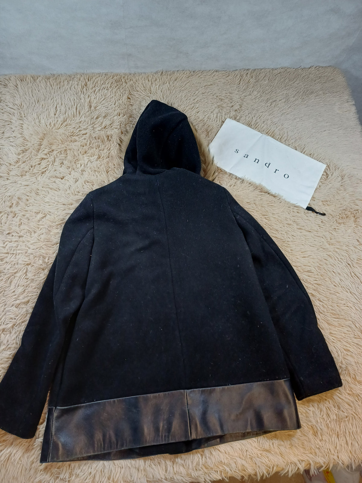 Manteau Sandro noir à capuche fourrure – Taille 38 / M